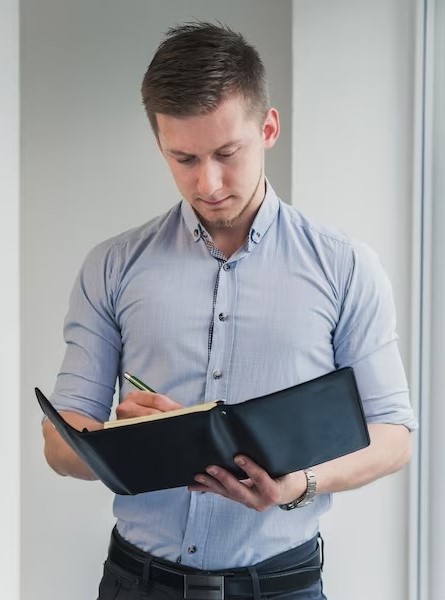 man-with-notebook-posing-office_23-2147656767